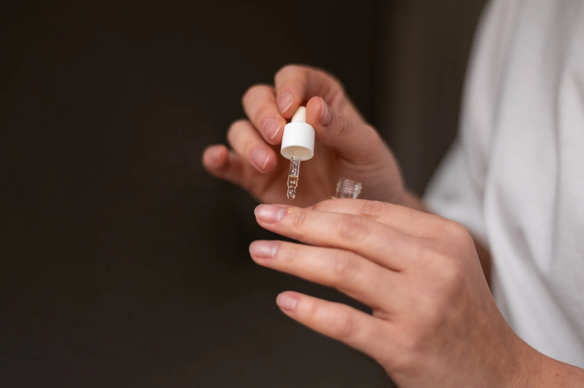 Aplicação de óleo nas cutículas para hidratar e fortalecer as unhas