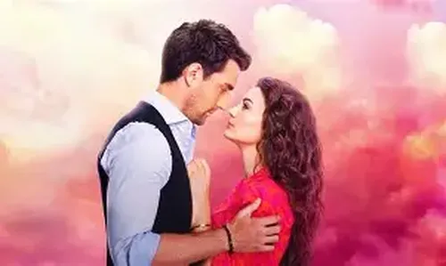 Cena romântica da novela turca Armadilha do Amor, com o casal protagonista se olhando de forma apaixonada