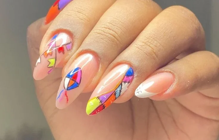 Unhas decoradas para o São João com designs coloridos e modernos inspirados nas bandeirinhas e elementos juninos.