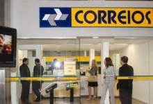 Atendimento nos Correios para aposentados do INSS em meio a suspeitas de fraude.