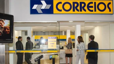 Atendimento nos Correios para aposentados do INSS em meio a suspeitas de fraude.