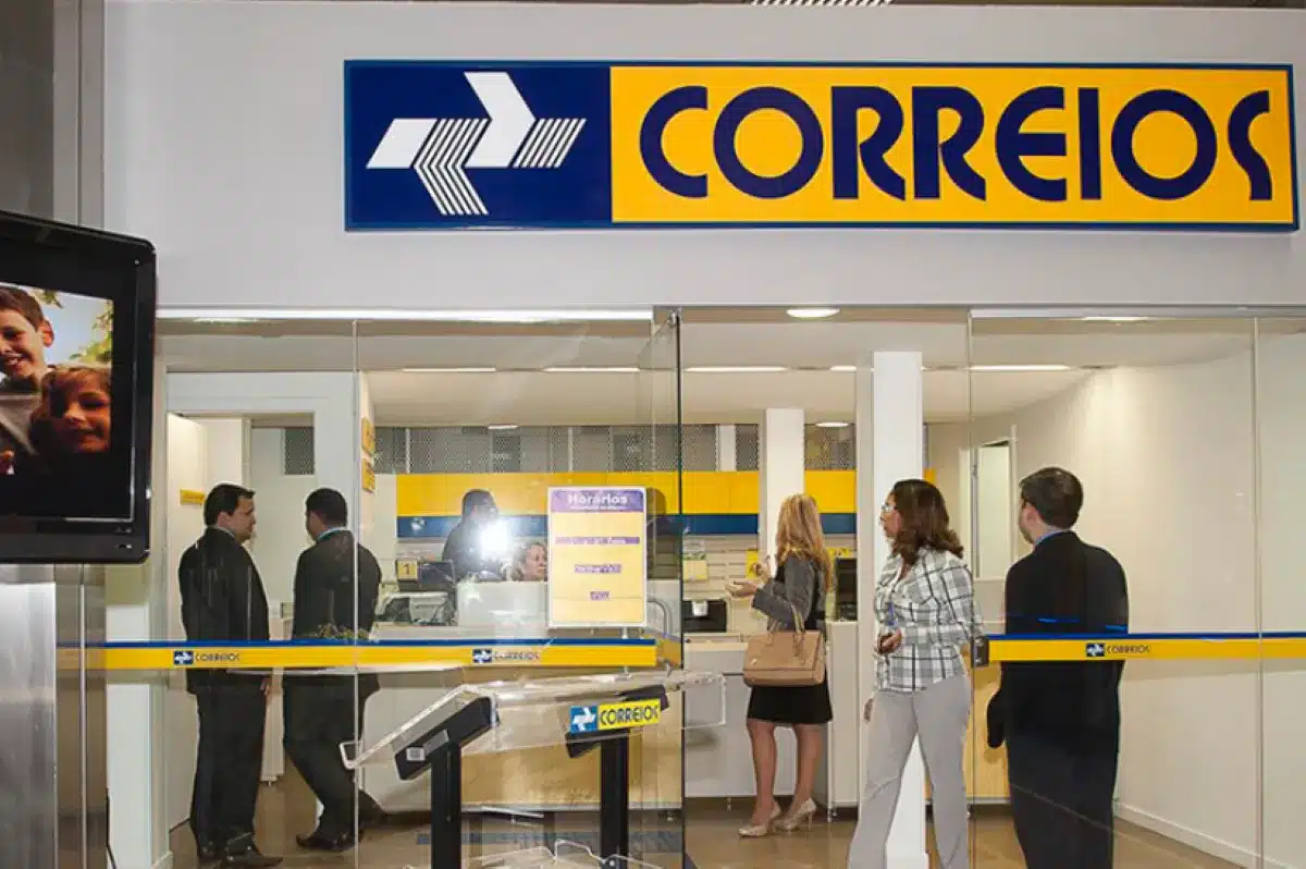 Atendimento nos Correios para aposentados do INSS em meio a suspeitas de fraude.