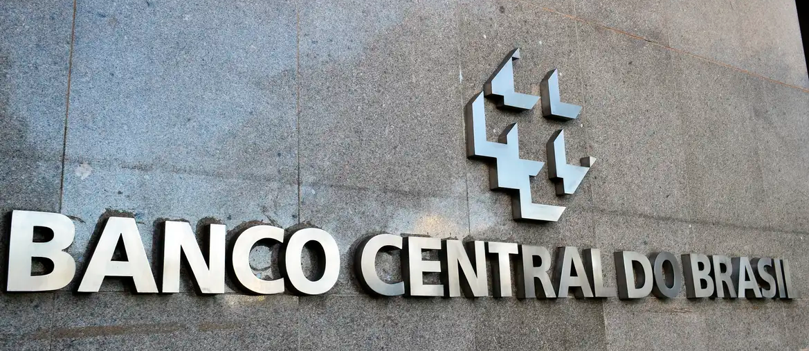 Logo do Banco Central do Brasil na fachada da agência, destacando a nova ferramenta para rastrear dinheiro roubado em golpes do Pix.