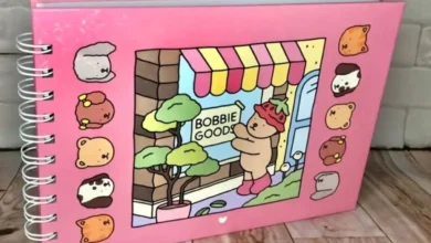 Livro de colorir Bobbie Goods com design fofo e colorido, exibindo personagens adoráveis e uma loja na capa.
