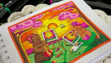 Ilustração colorida de dois ursinhos pintando ao ar livre, sob flores de cerejeira com o pôr do sol ao fundo, representando a importância da arte na redução de estresse.