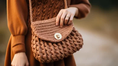 Bolsa de crochê marrom com alça, usada por mulher com vestido de tricô