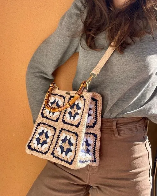 Bolsa de crochê com alça de bambu e padrão granny square em tons neutros