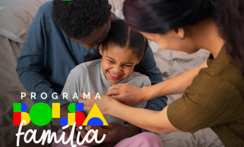 Família sorrindo enquanto mãe e pai ajustam a roupa de criança, com o texto do programa Bolsa Família em destaque.