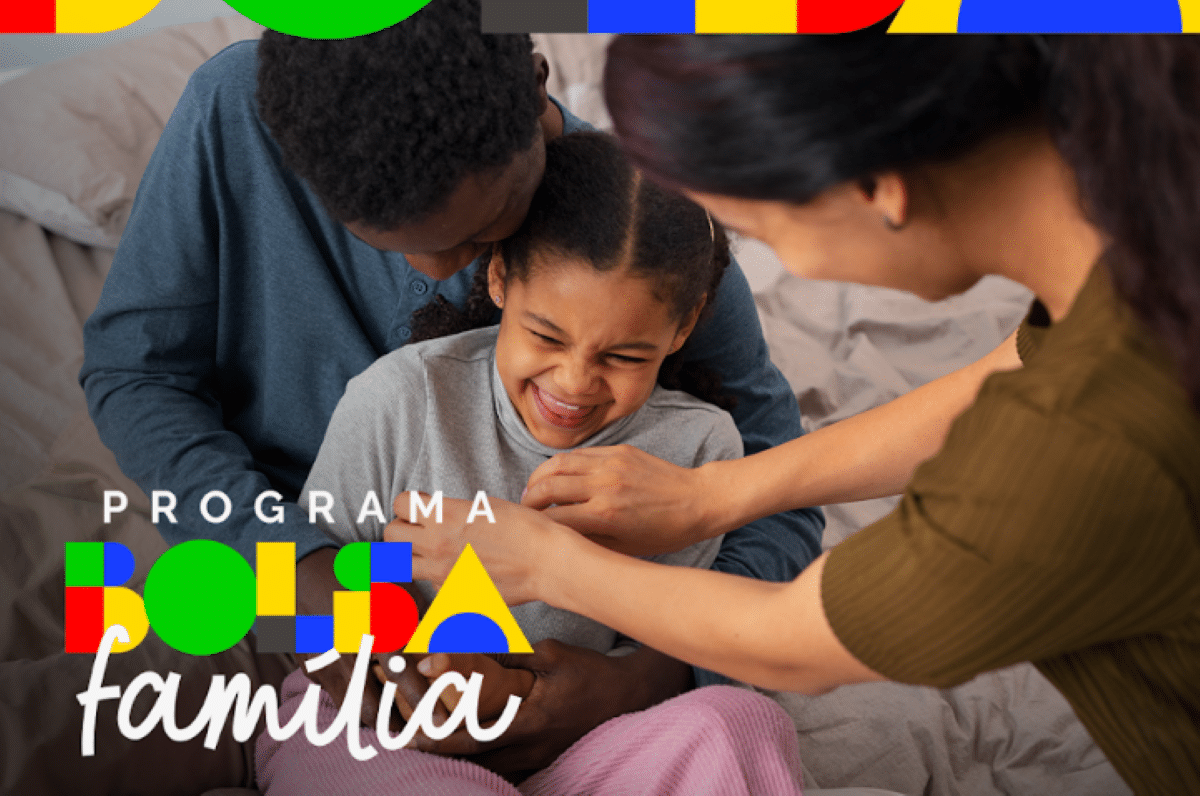 Família sorrindo enquanto mãe e pai ajustam a roupa de criança, com o texto do programa Bolsa Família em destaque.