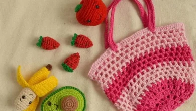 Bolsa de crochê e amigurumis de frutas, incluindo banana, morangos, abacate e melancia, em estilo colorido e divertido.