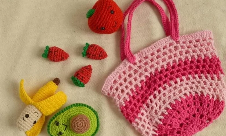 Bolsa de crochĂȘ e amigurumis de frutas, incluindo banana, morangos, abacate e melancia, em estilo colorido e divertido.