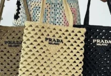 Bolsa de crochê Prada Milano em forma de triângulos, destacando-se nas cores preta, bege e verde.
