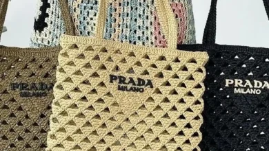 Bolsa de crochê Prada Milano em forma de triângulos, destacando-se nas cores preta, bege e verde.