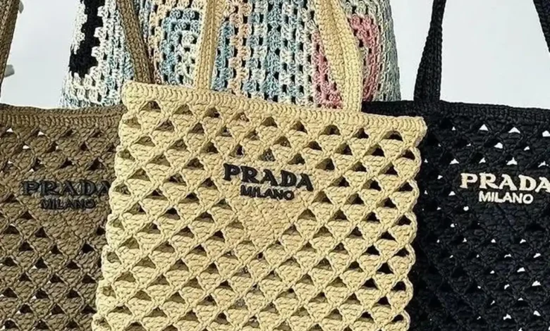 Bolsa de crochê Prada Milano em forma de triângulos, destacando-se nas cores preta, bege e verde.