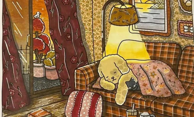 Cachorrinho dormindo no sofá com um gato ao lado, cortinas florais e ambiente acolhedor.