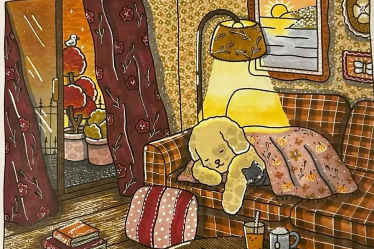 Cachorrinho dormindo no sofá com um gato ao lado, cortinas florais e ambiente acolhedor.
