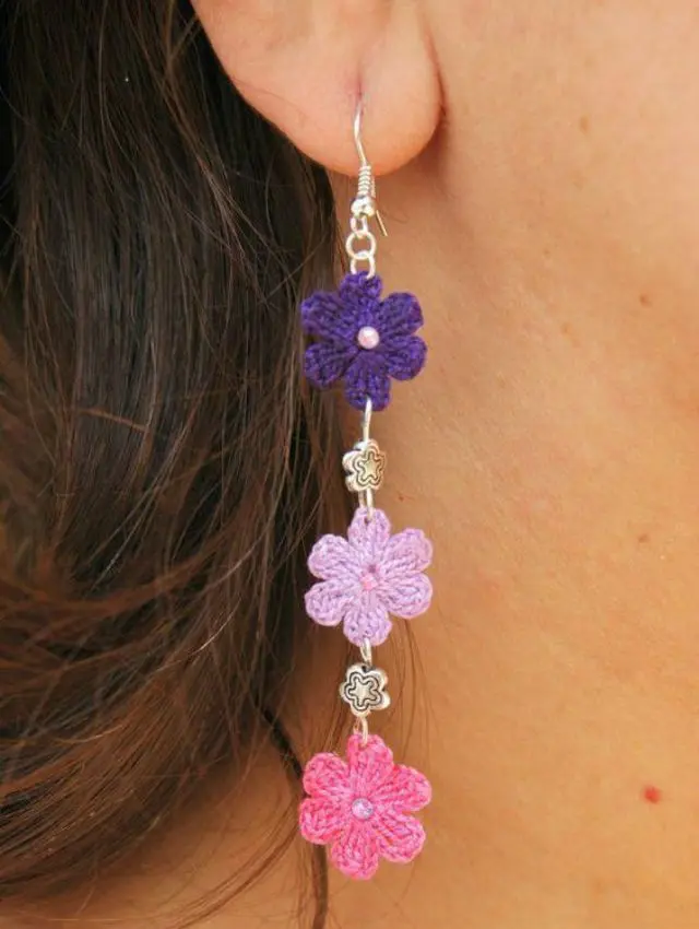 Brincos de flores coloridas em crochê, perfeitos para o São João.