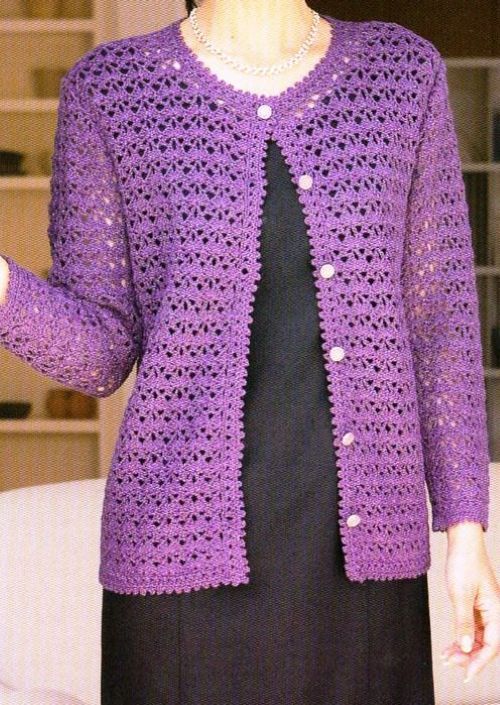 Mulher usando cardigã de crochê roxo aberto com botões