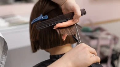 Profissional cortando cabelo curto com volume em salão de beleza