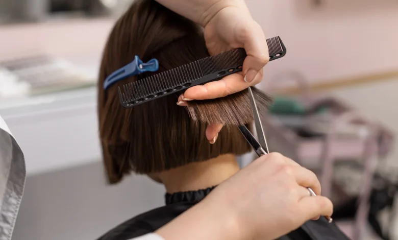 Profissional cortando cabelo curto com volume em salão de beleza
