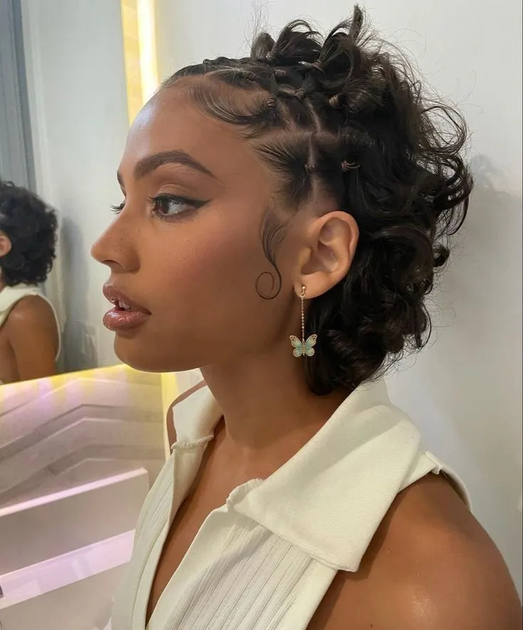 Mulher com cabelo curto e cacheado, estilo natural e volumoso.