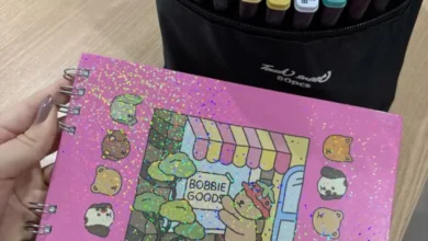 Canetinhas coloridas e caderno com capa de Bobbie Goods em estilo fofo