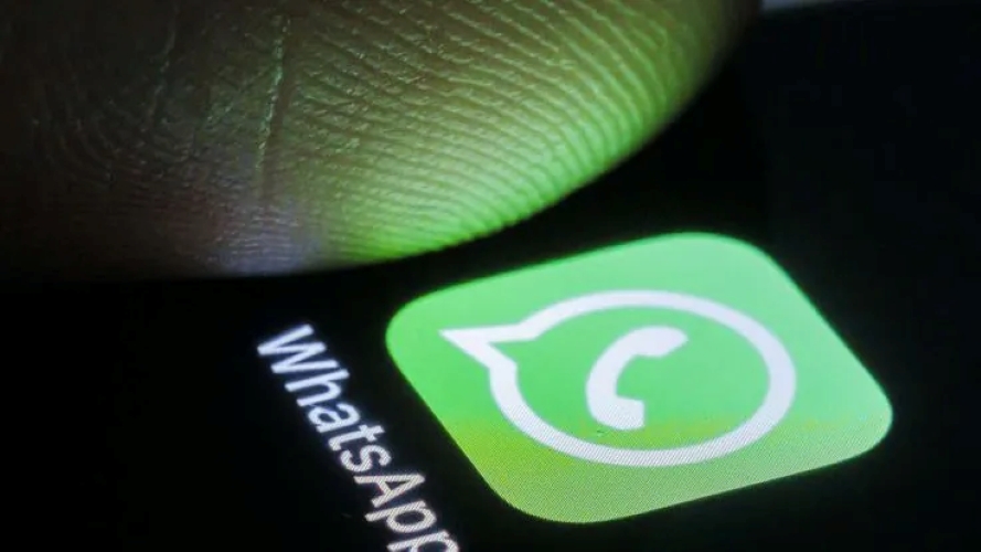 Ícone do WhatsApp ampliado sob o toque de um dedo