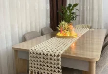 Caminho de mesa em crochê com gráficos, modelo clássico e elegante para decoração de mesa.