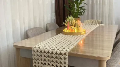Caminho de mesa em crochê com gráficos, modelo clássico e elegante para decoração de mesa.
