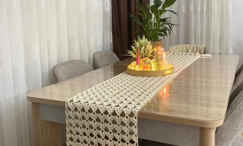 Caminho de mesa em crochê com gráficos, modelo clássico e elegante para decoração de mesa.