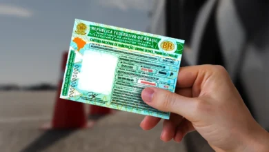 carteira nacional de habilitação sendo segurada por uma pessoa.