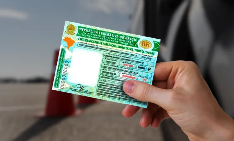 carteira nacional de habilitação sendo segurada por uma pessoa.