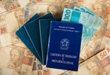Imagem ilustrativa mostrando a carteira de trabalho e cédulas de reais, representando o conceito de crédito consignado no Brasil.