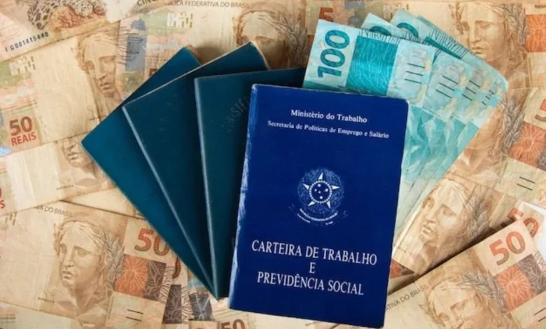 Imagem ilustrativa mostrando a carteira de trabalho e cédulas de reais, representando o conceito de crédito consignado no Brasil.