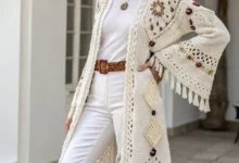 Casaco longo de crochê boho com detalhes artesanais e aplicação de franjas.