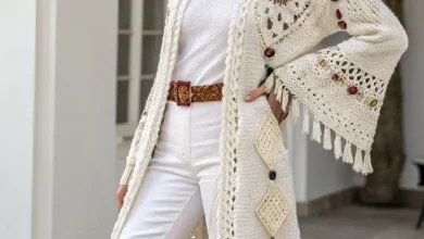 Casaco longo de crochê boho com detalhes artesanais e aplicação de franjas.