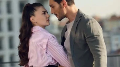 Cena intensa da novela turca Esqueça-me Se Puder, com o casal protagonista em um momento de confronto e romance