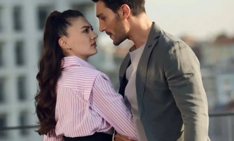 Cena intensa da novela turca Esqueça-me Se Puder, com o casal protagonista em um momento de confronto e romance