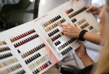 Mulher escolhendo cor de cabelo em catálogo de tons para coloração 3D