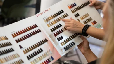 Mulher escolhendo cor de cabelo em catálogo de tons para coloração 3D