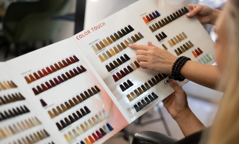 Mulher escolhendo cor de cabelo em catálogo de tons para coloração 3D