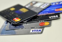 Vários cartões de crédito empilhados sobre uma superfície branca
