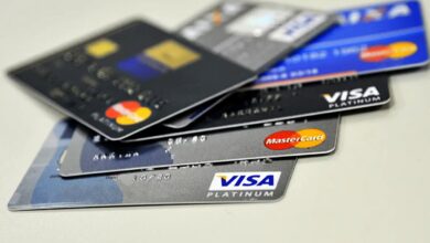 Vários cartões de crédito empilhados sobre uma superfície branca