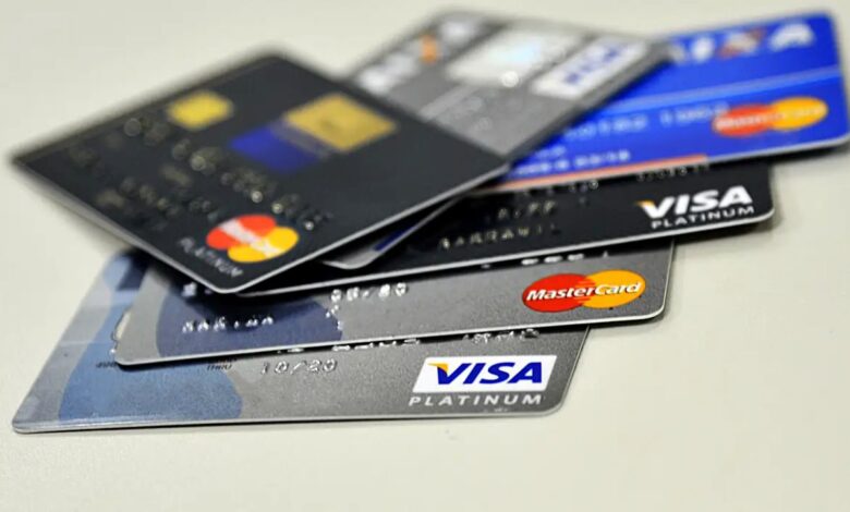 Vários cartões de crédito empilhados sobre uma superfície branca