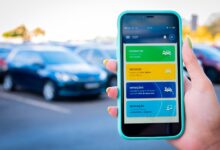 Pessoa segura celular com o app CDT aberto exibindo opções digitais para condutores e veículos