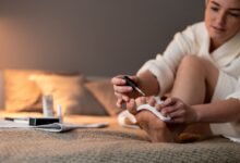 Aplicação de esmalte hipoalergênico durante rotina de cuidados com os pés