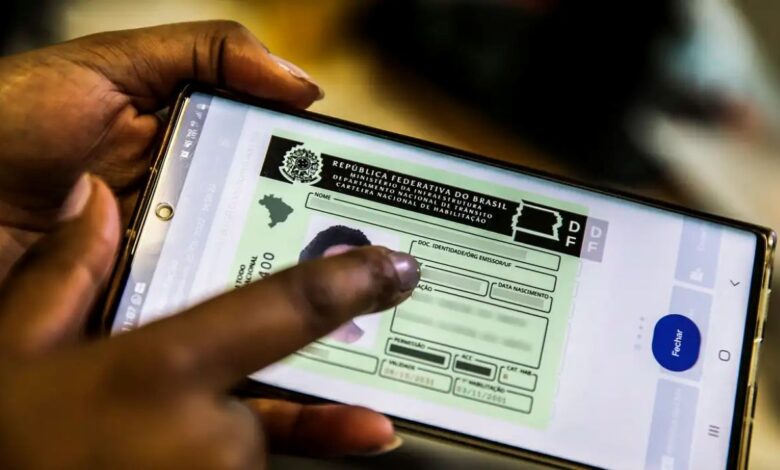 Pessoa acessando a CNH digital pelo celular, representando o novo benefício da CNH gratuita