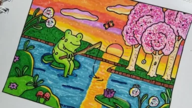 Ilustração colorida de um sapo relaxando ao lado de um lago, cercado por flores e árvores em um cenário tranquilo