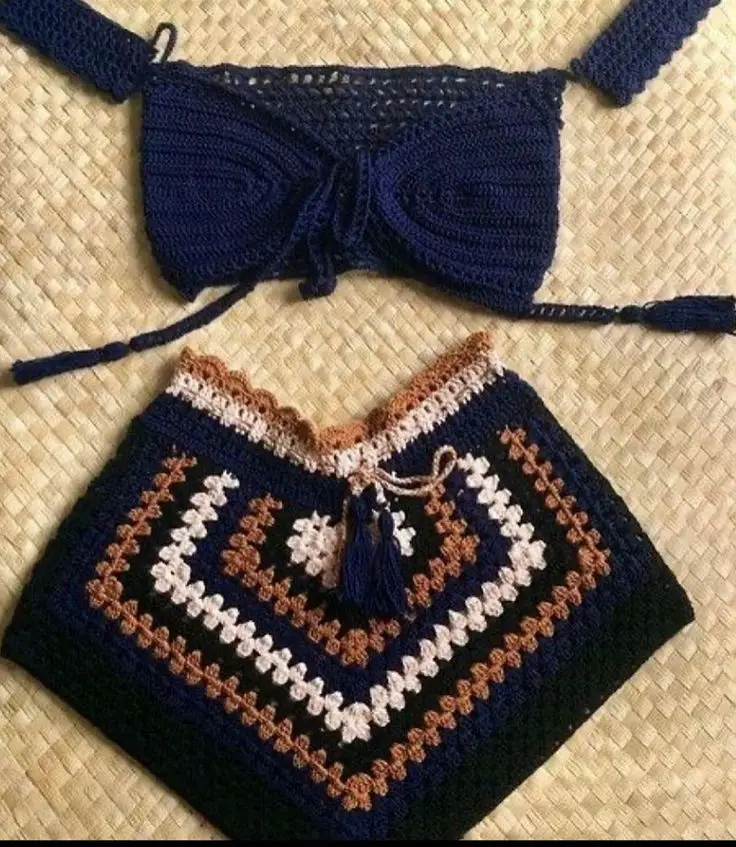 Conjunto de crochê azul e marrom com top e saia, ideal para looks frescos e estilosos.