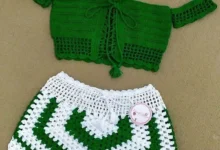 Conjunto de crochê verde e branco com top e shorts, ideal para dias quentes.